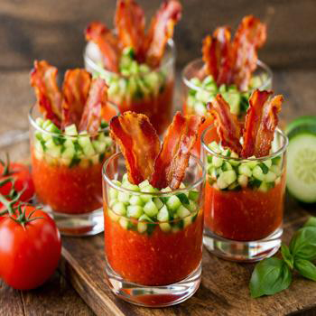Verrines de concombre, mousse de tomate et bacon